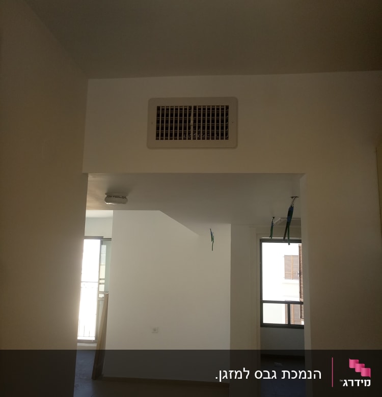 פתח אוורור בתקרה עם קירות גבס